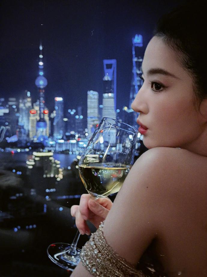 刘亦菲小说里的豪门女主刘亦菲豪门女主脸有了 这张脸确实像小说里的豪门女主，气质绝