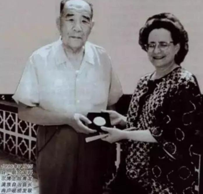 1976年7月，青龙县科委负责地震工作的王春青在唐山参加地震工作会议。会后交流中