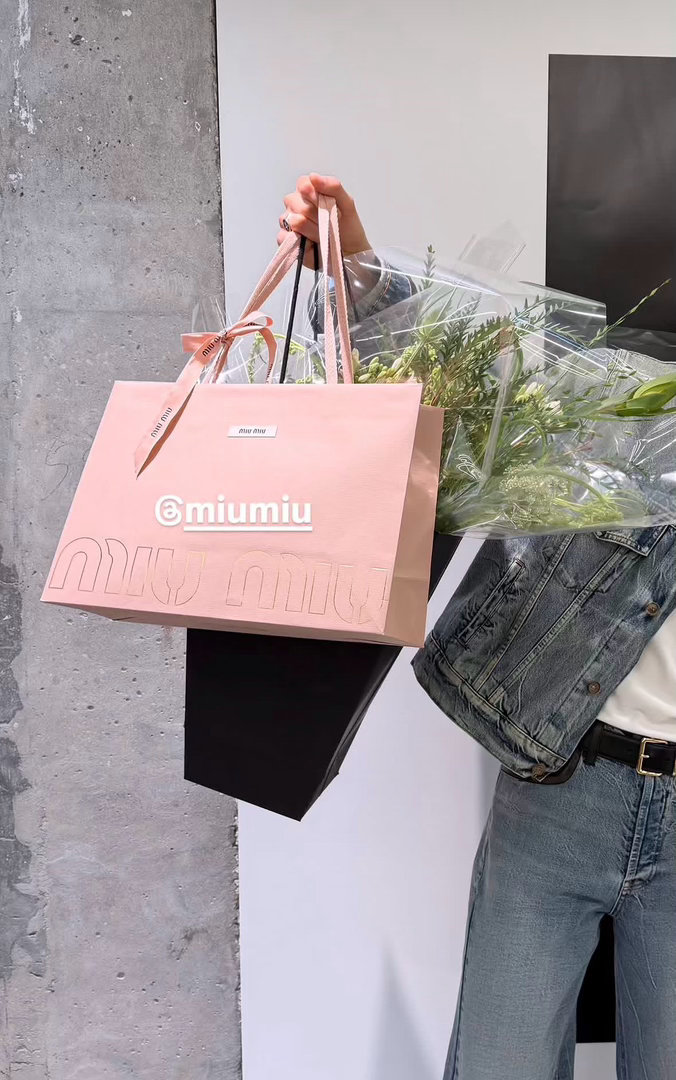 260611 yawnzzn IG快拍@ miumiu 