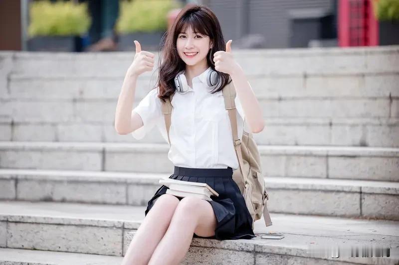 女生手表被偷
校方反要求女生搬离宿舍
近日，上海一高校女生称
在十月九日自己价值