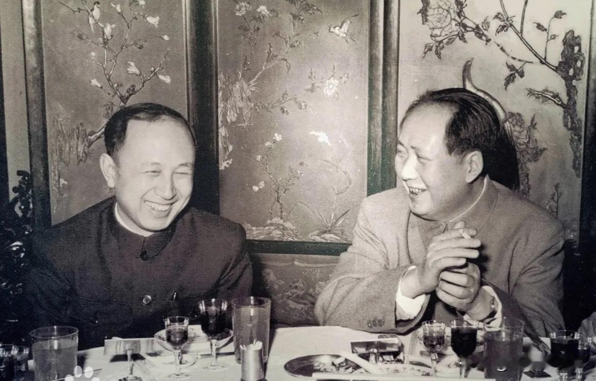 1956年，钱学森应邀参加国宴。他手拿请柬，竟怎么也找不到自己座位。突然，有人告