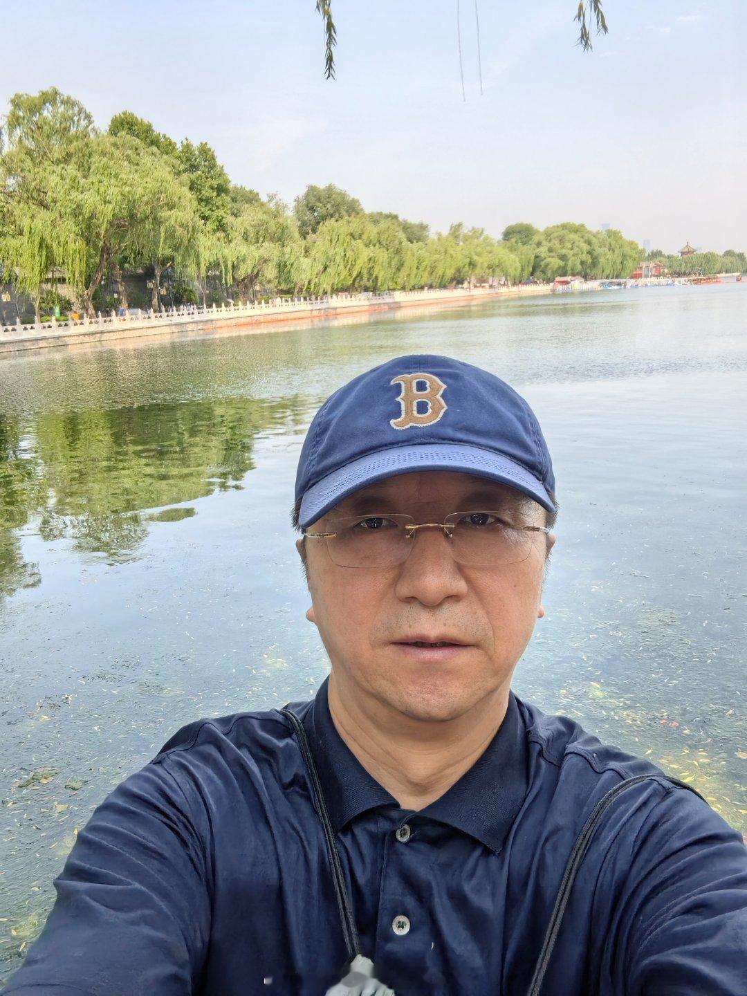 截止目前，王晖与新疆实验中学同学、陕西机械学院同学、中国人民大学商学院的硕士和博