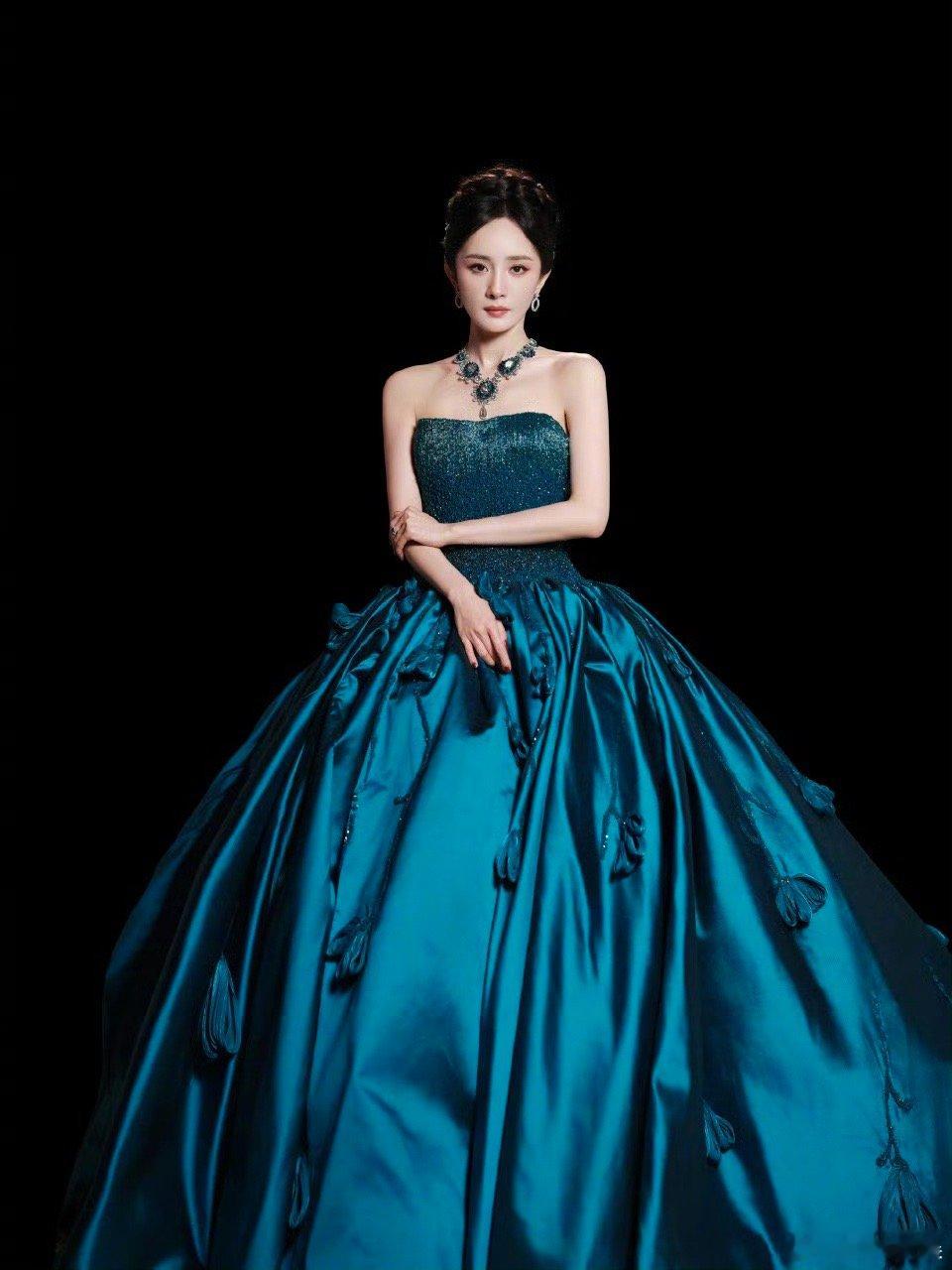 杨幂地母系高定杨幂祖母绿蓝高定杨幂祖母绿蓝高定，好美，[色][色] ​​​