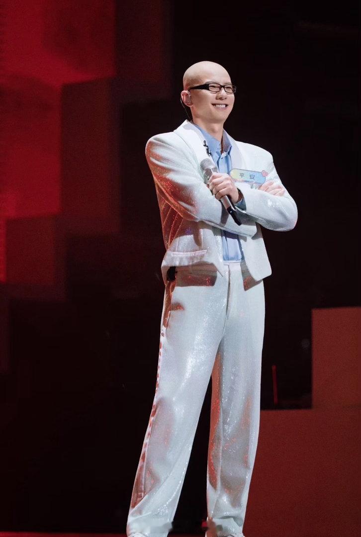 杨润泽平安像粘贴复制来的 建议节目组给杨润泽和平安做个DNA鉴定。这相似度也太离