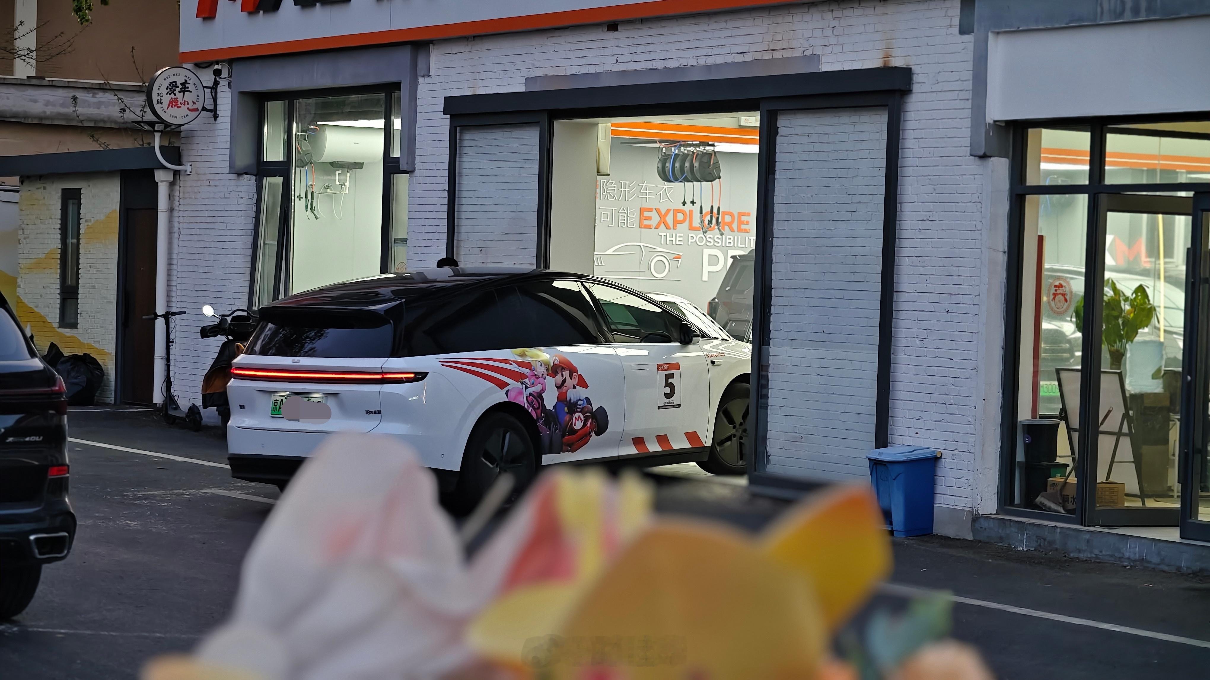 有些车真的天生跟各种拉花匹配度都非常高。理想i8