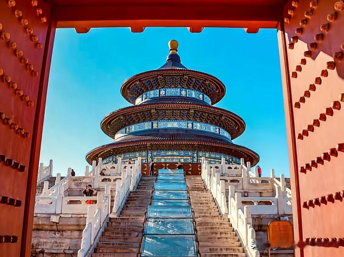 天坛，体现了“天圆地方”的宇宙观和“天人合一”的哲学思想!
时隔51年，美总统再