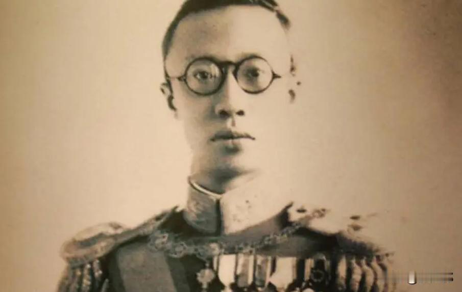 1921 年，15 岁的溥仪在紫禁城装了电话，好奇地给京剧名角杨小楼打电话：“来