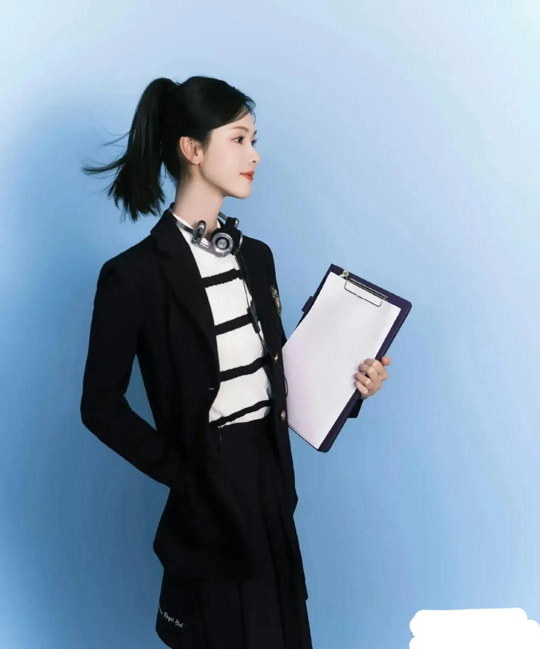 陈都灵这颜值也太高了吧，西装套裙配马尾，清纯的像学生！