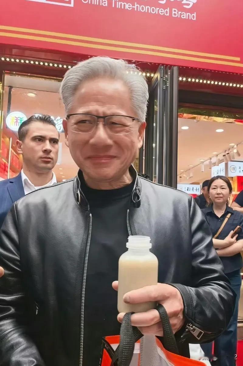 黄仁勋快成探店博主了

喝蜜雪冰城、豆汁，吃大鱿鱼、炸酱面，我很好奇北京现在的天
