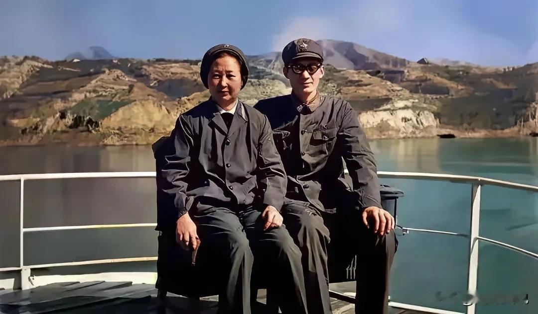 60年代，“旋风司令”韩先楚的夫人刘芷和长子韩战平，在刘家峡水库留下了这张珍贵的
