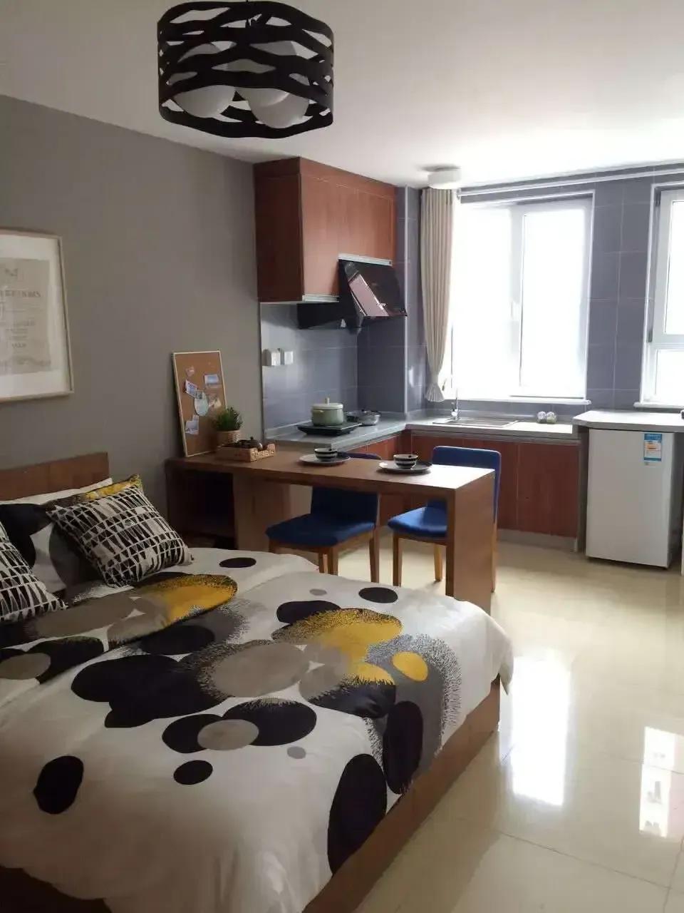 一进店，导购没跟着推销，倒是蹲下来帮王阿姨看户型图：“厨房小，这款窄门冰箱正合适