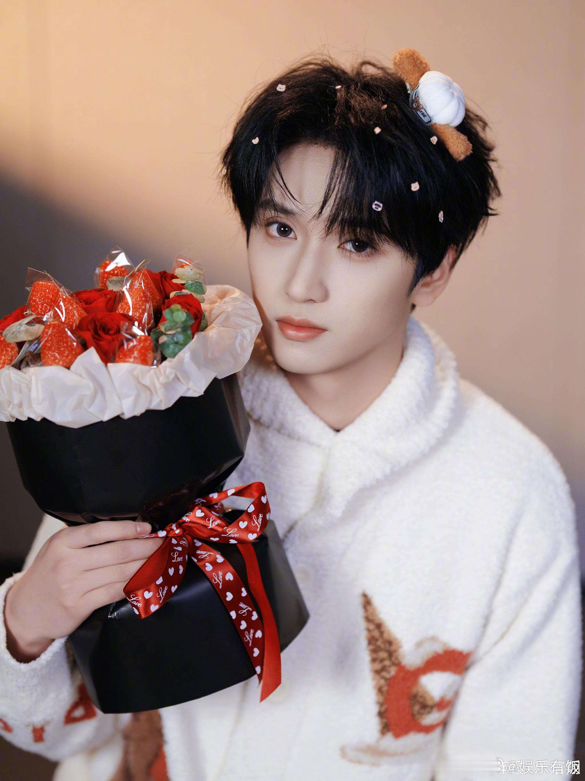 严浩翔情人节写真严浩翔情人节吃点甜的送来一组情人节超甜写真💌这个小熊比草莓花还