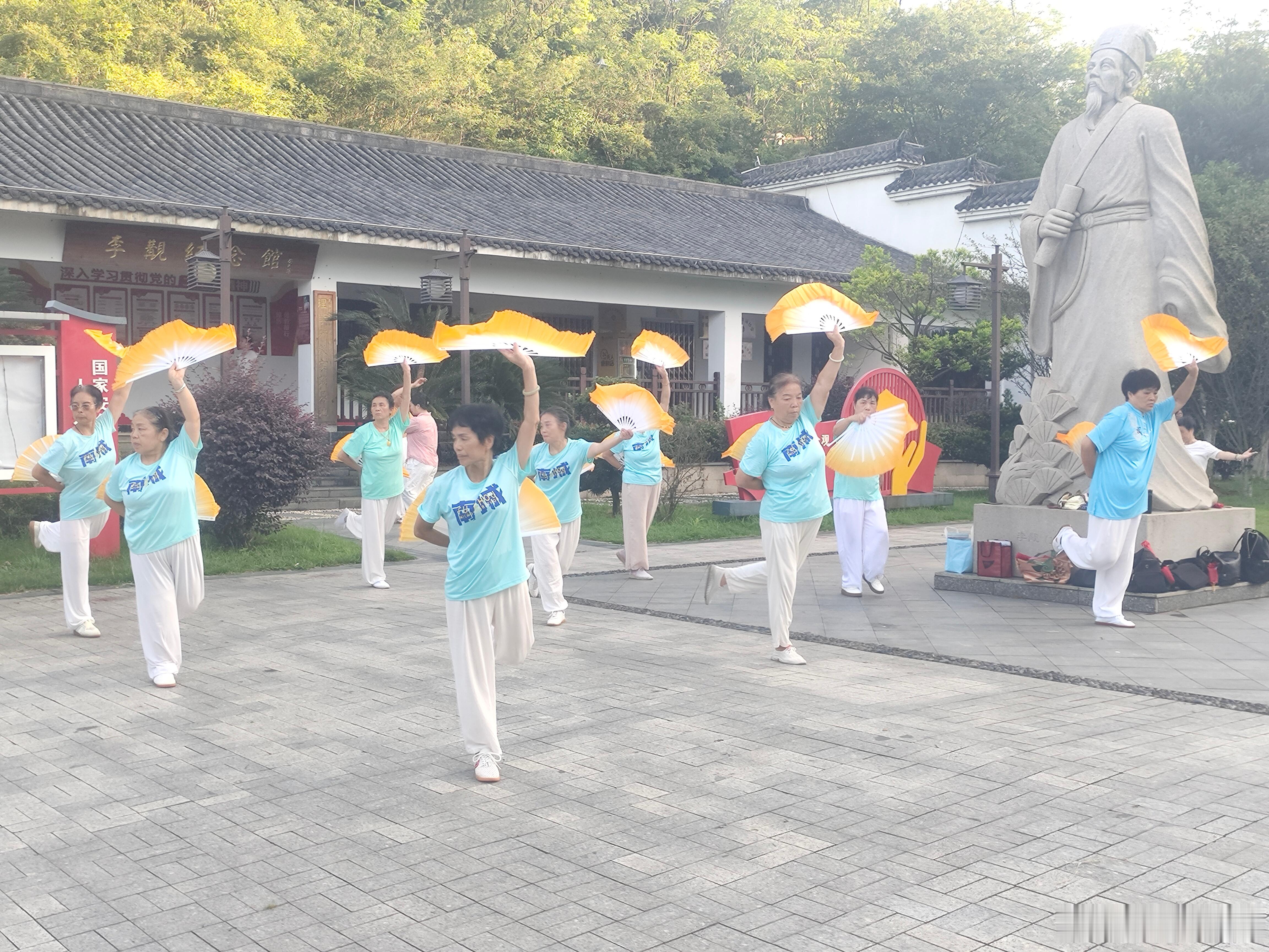 江西省南城县黎明脚步盱江书院健身团队 