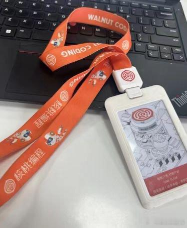 上周团建去爬山，领导全程帮大家背水还拍照，一点架子没有。这种团队我真的能呆很久。