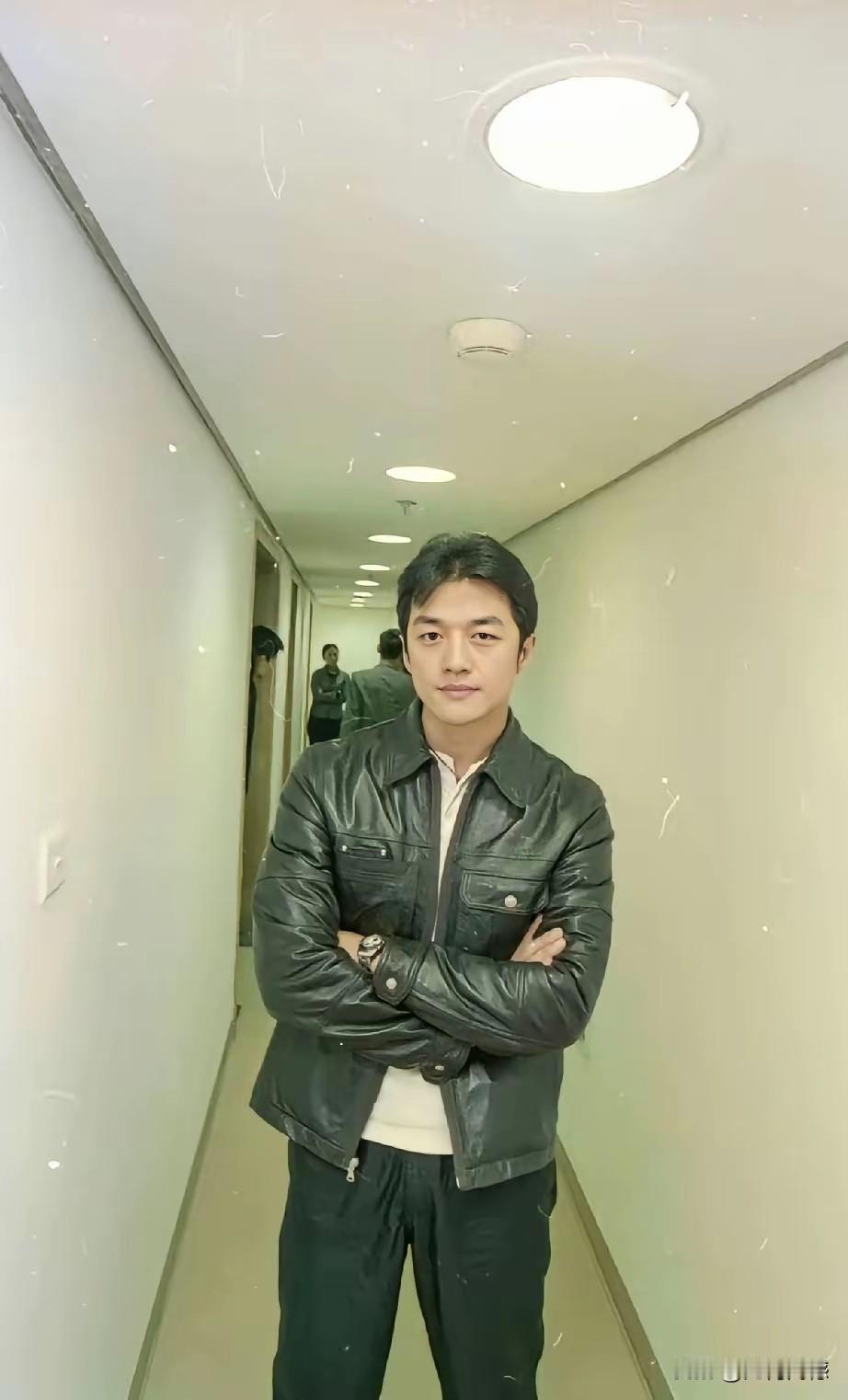 李亚鹏先生年轻的时候，是一个非常标准的大帅哥，不仅人长得帅气，而且性格还特别的质