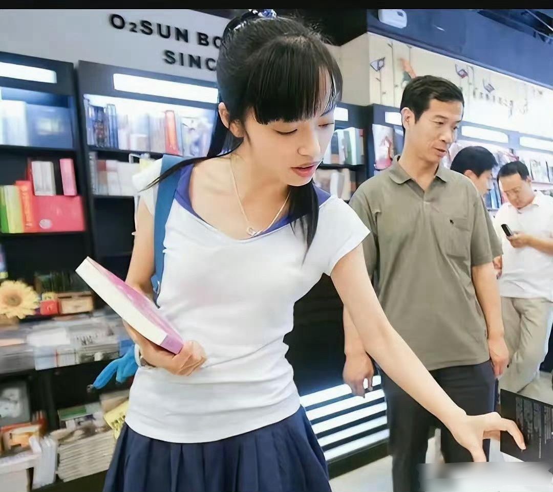 姚晨27年前的大学照，那时她单薄比较瘦，嘴比现在显得更大。但她长的活泼清纯，样子