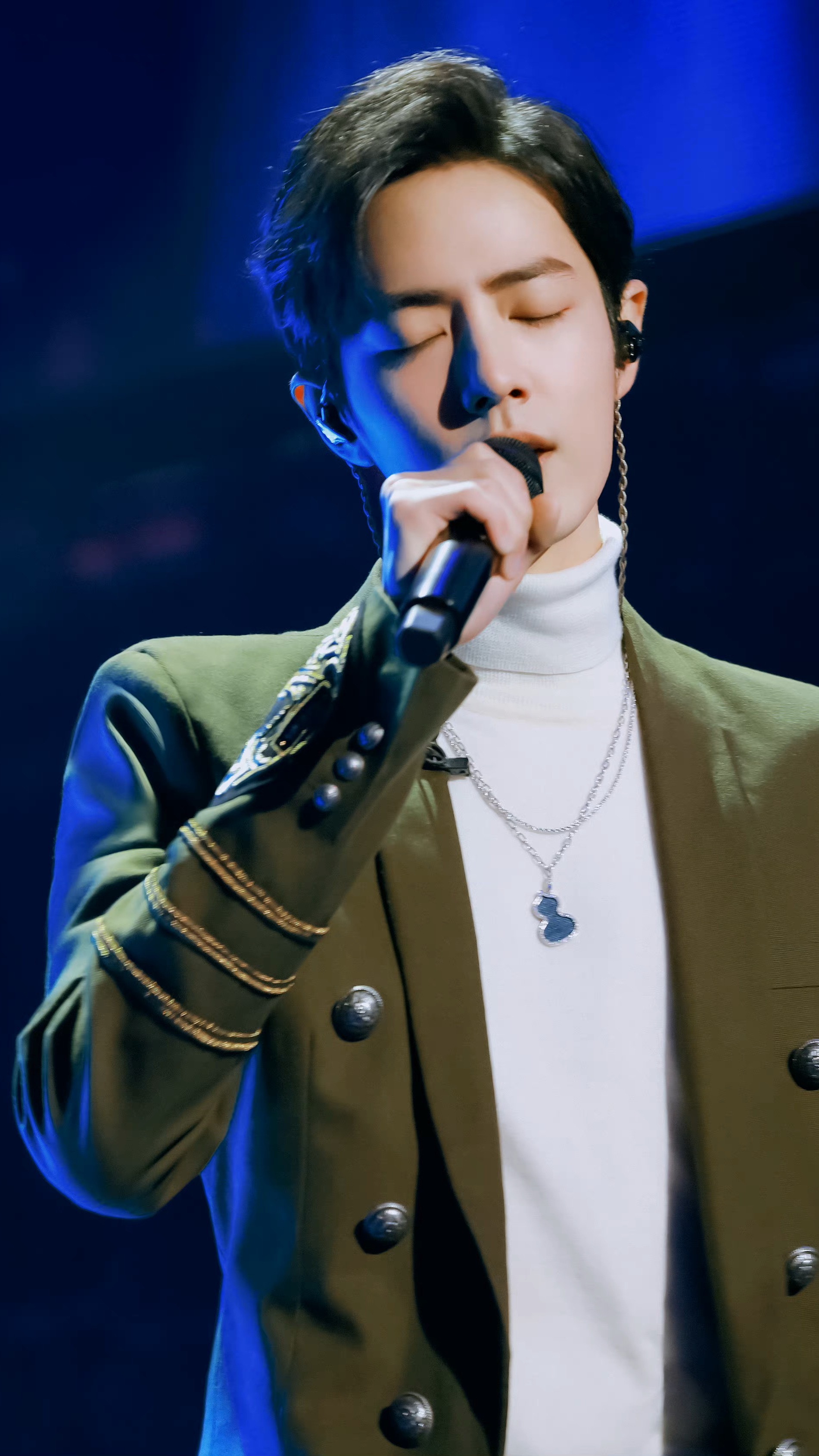 肖战早期和粉丝的互动板正帅气的主唱大人，好爱呦！站姐发的早期肖战📮业内人士对肖