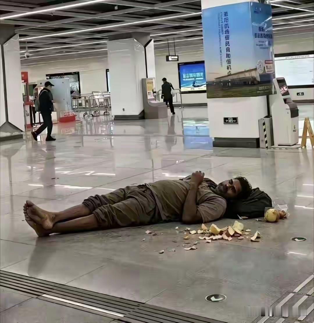 贵州机场也够倒霉，就这样四仰八叉的睡着一个印度老外，估计也是个没钱的主，天天往那