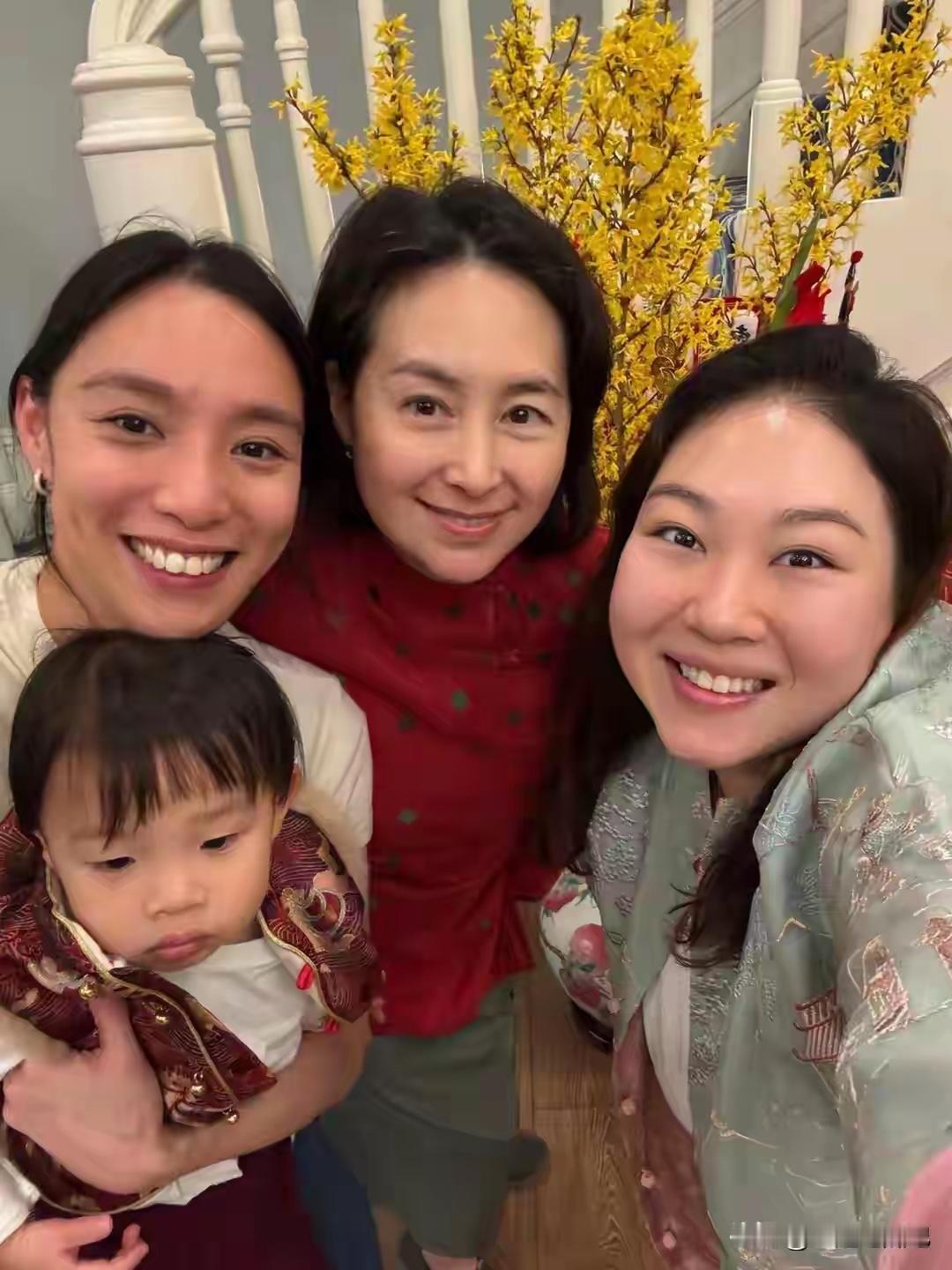 何超琼抱着何超盈女儿，两人穿一样的衣服，何超盈染黄发变美了 