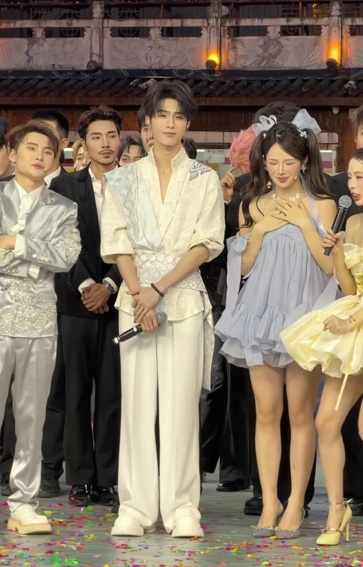 朋友去看了，说远看像一朵花，近看牛屎粑。