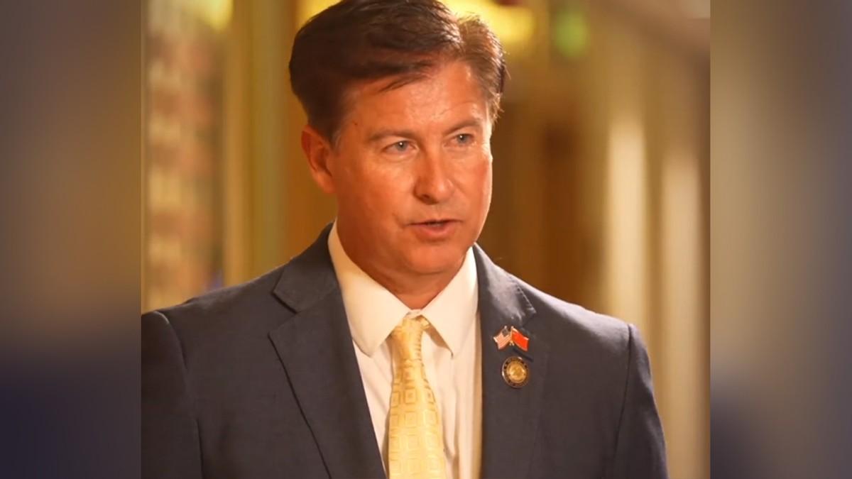 “中国必须接受美国领导！”3年前，美官员嚣张的要求中国要把美国当“老大”，仅仅过