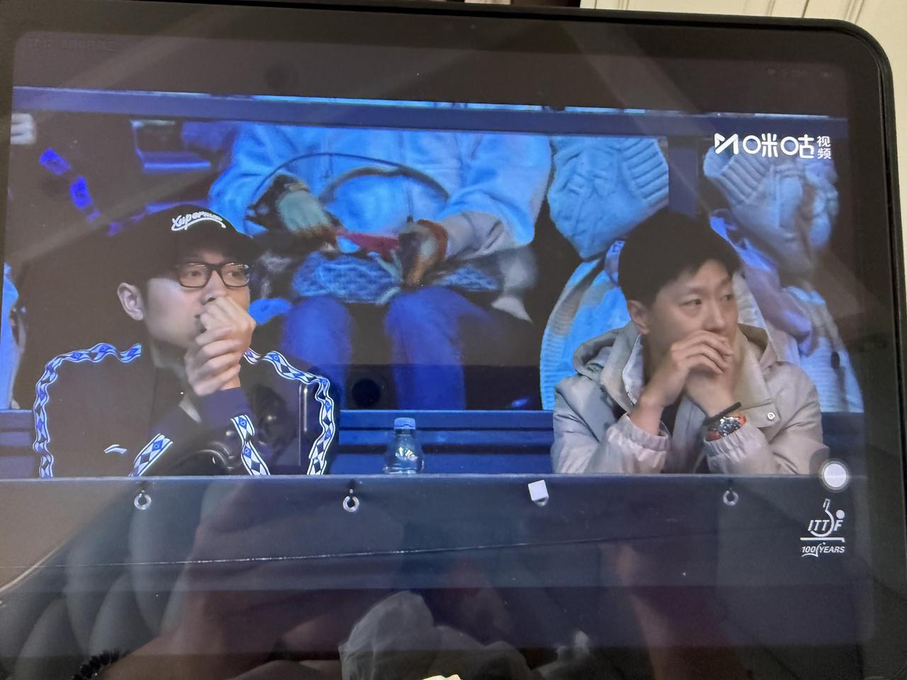 看他们的表情就知道了吧，两位“妇男”的祈祷，看比赛真的忍不住想上去帮他们打！
还