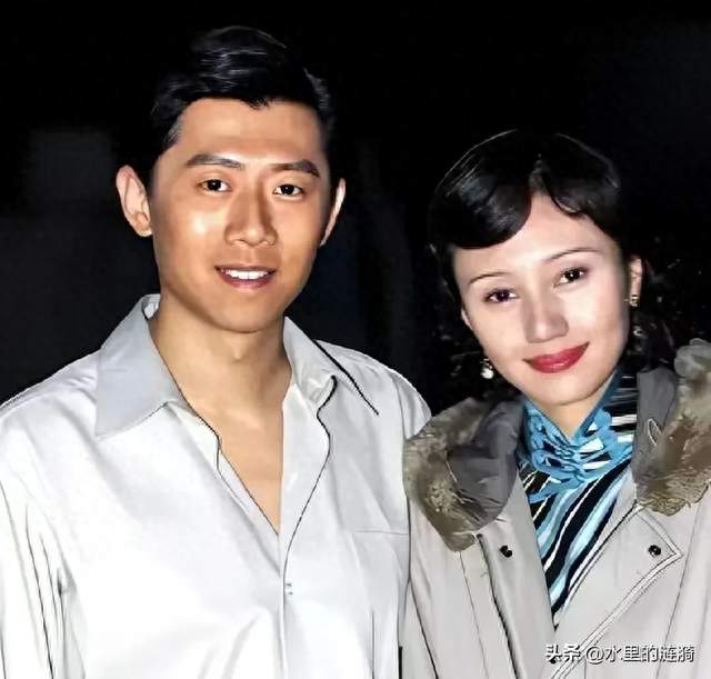 48岁袁泉素颜赴婚礼，帆布包磨毛，从容才是最高级的美