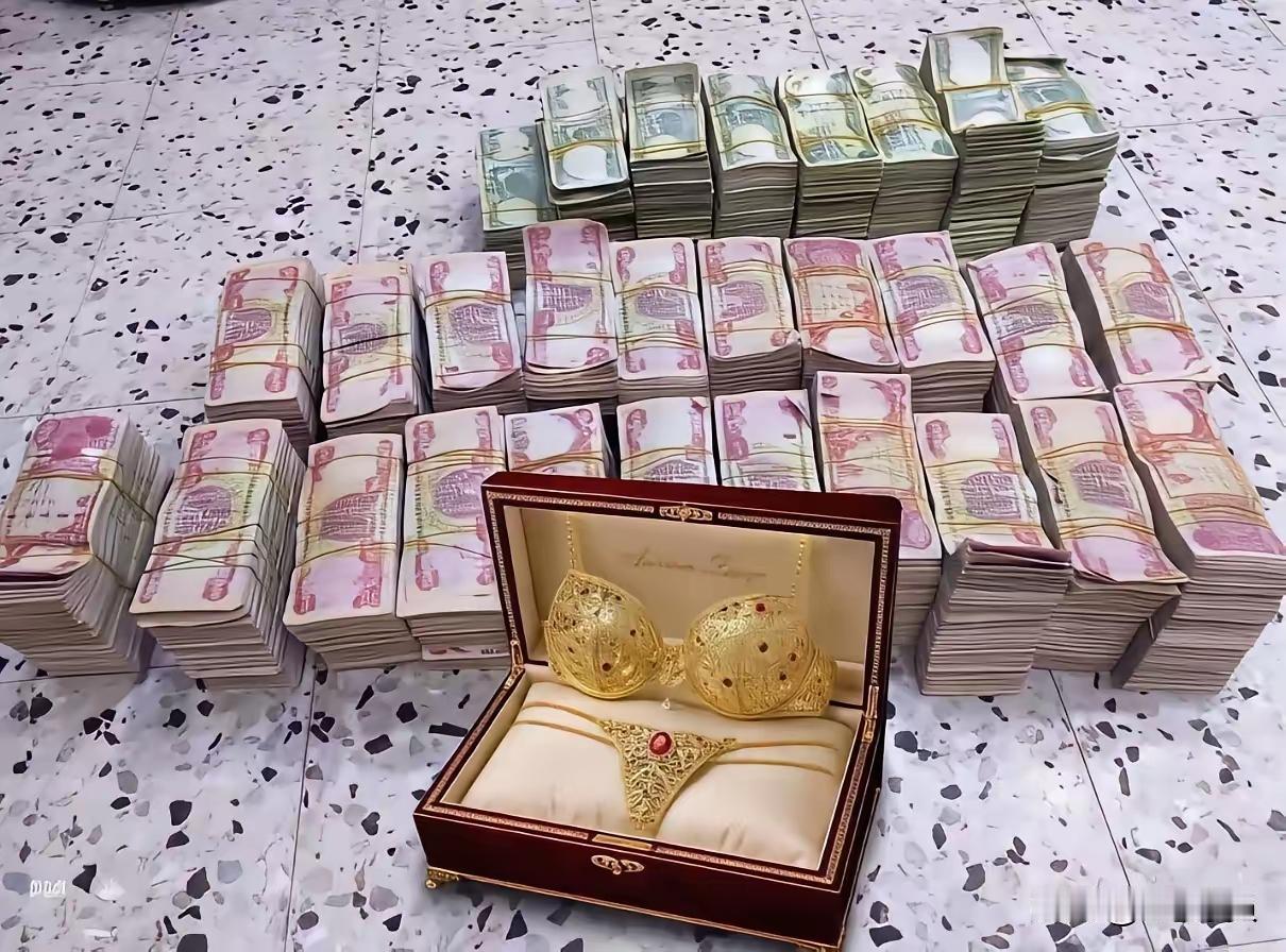 这套来路不正的黄金内衣不知是为谁量身打造的，是否穿过，有没有收藏价值？既然曝光了