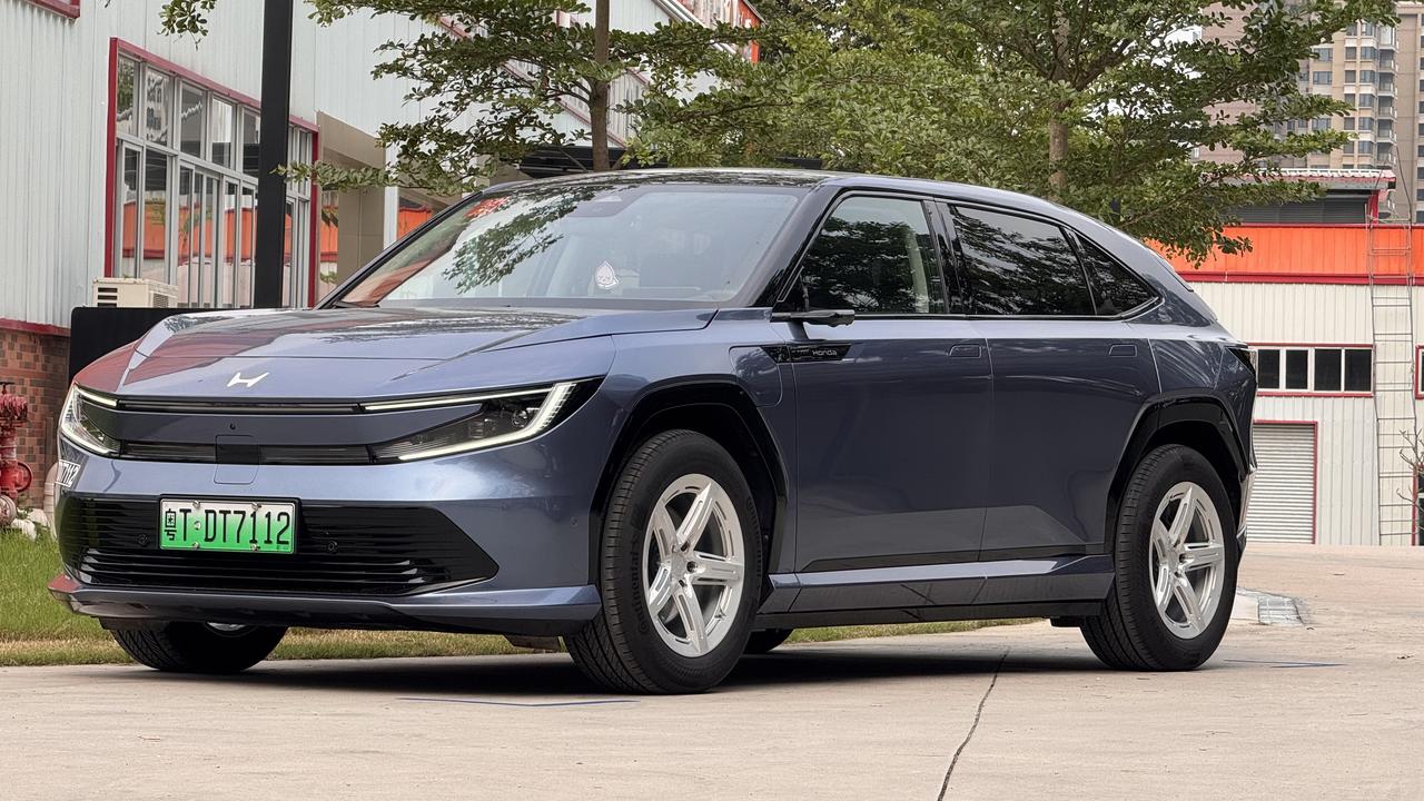 我有点不喜欢我自己了…
轮毂款式是对的，效果也是我想要的肥仔feel
细节的拉丝