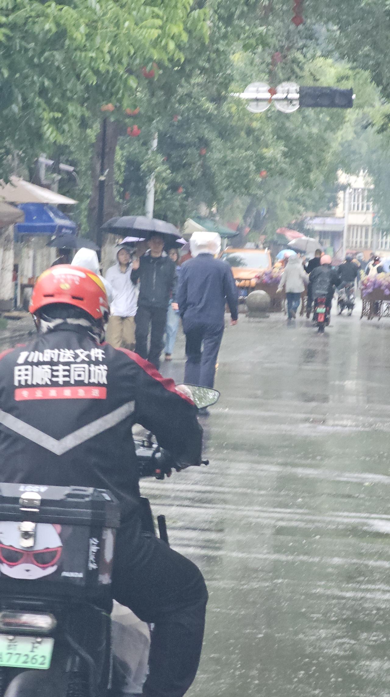 伊犁州伊宁市六星街这场突如其来的大雨，直接把我笑到了！🌧️
 
5月22日晚上
