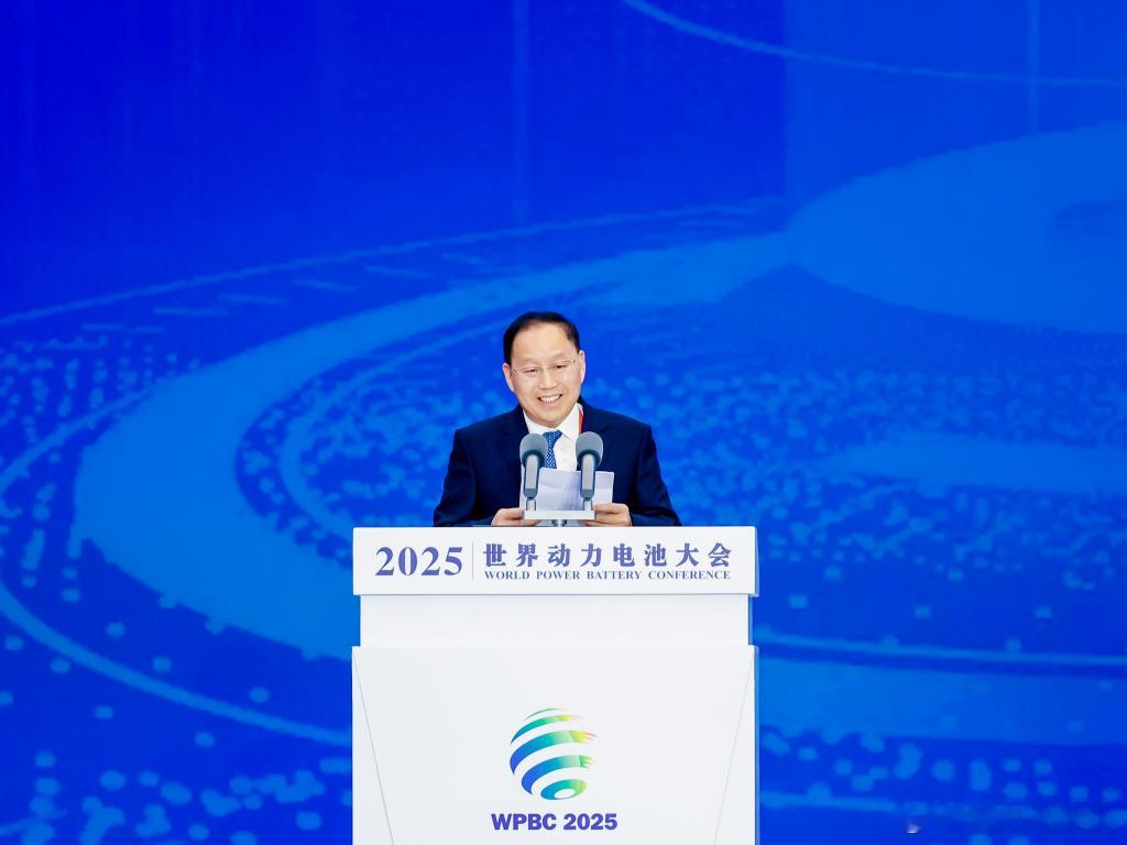 2025世界动力电池大会今天拉开帷幕。在大会全体会议上，赛力斯集团董事长（创始人