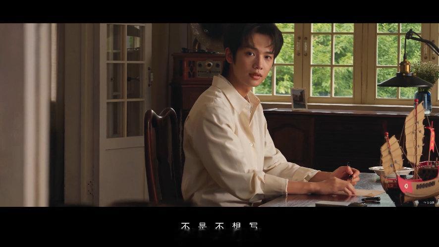 一纸家书，万般温柔。王彦桐延续《给阿嬷的情书》的治愈质感，以隔空读信的方式，诉说