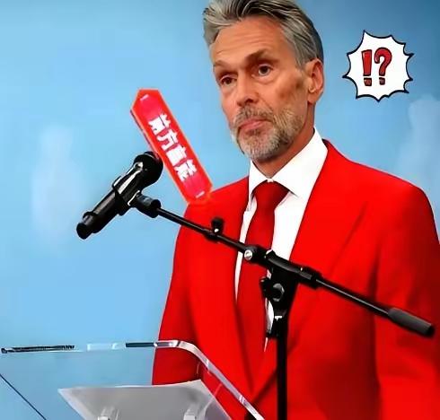 摊牌了，不装了。
光刻机这事儿，人家荷兰那边，门直接给你焊死了。
之前还一堆人分