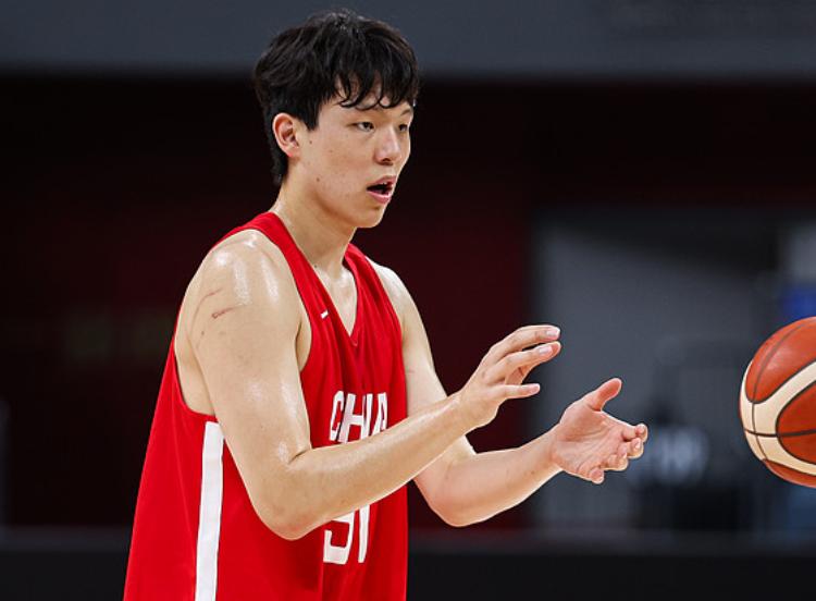 半场2分3板0助攻，杨瀚森场上毫无存在感，打了一年NBA，感觉还没有在CBA打的
