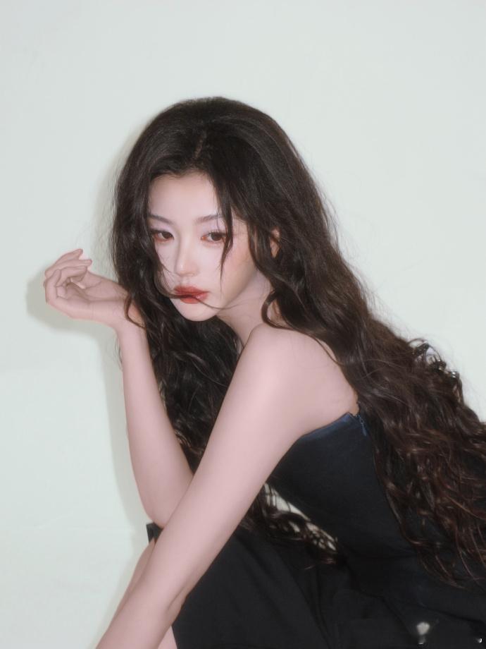 孔雪儿演员身份被放大剧集热度一路走高，也让大家看到了孔雪儿作为演员的无限潜力，演