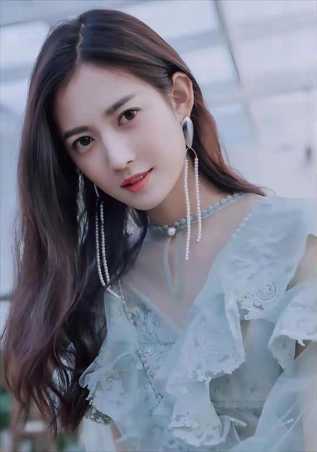 温柔甜美的仙女风穿搭，梦幻的蕾丝裙搭配珍珠耳环，优雅动人。40岁以上女性的ol风