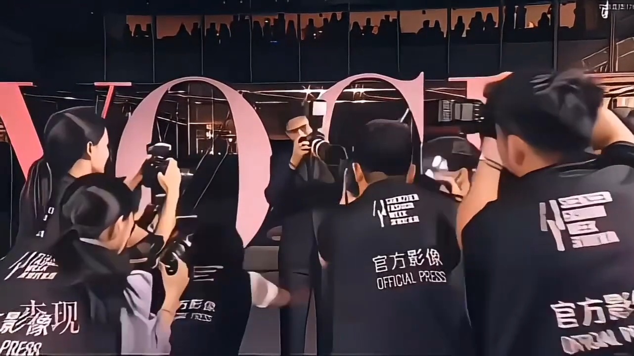 李现比警察还会疏散人群[doge]李现拿摄像机，大家都退退退！这诡异的像AI你们