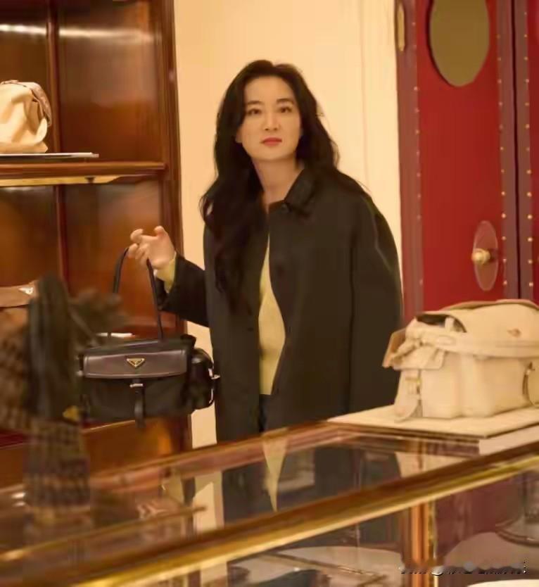 贾玲近照撞脸温碧霞，有人在意大利街头偶遇贾玲，穿着风衣披着一头温柔的大波浪，看起