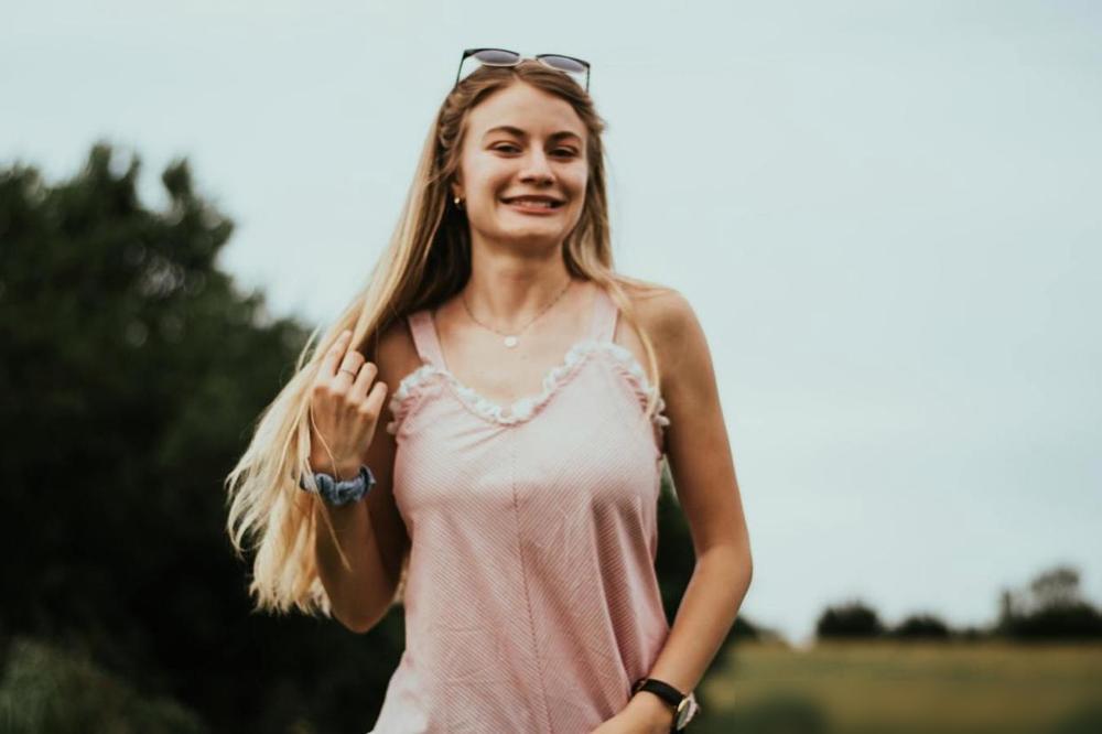 微信现在大家都用得挺频繁的，女孩子要是总给你发消息，像啥问你最近咋样啊，或者分享