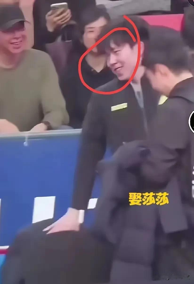 乒超联赛，王楚钦为何脸红了？
还变得扭扭捏捏的样子！

原来是大头在热身的时候，
