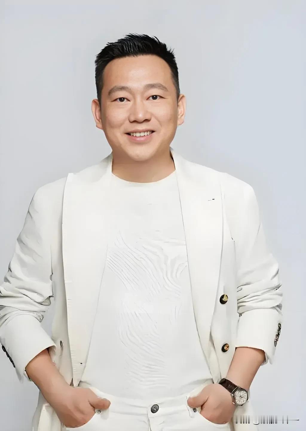 原来是他呀。

《藏海传》饰演高明师父的梁超，

怪不得看着那么眼熟，原来他就是