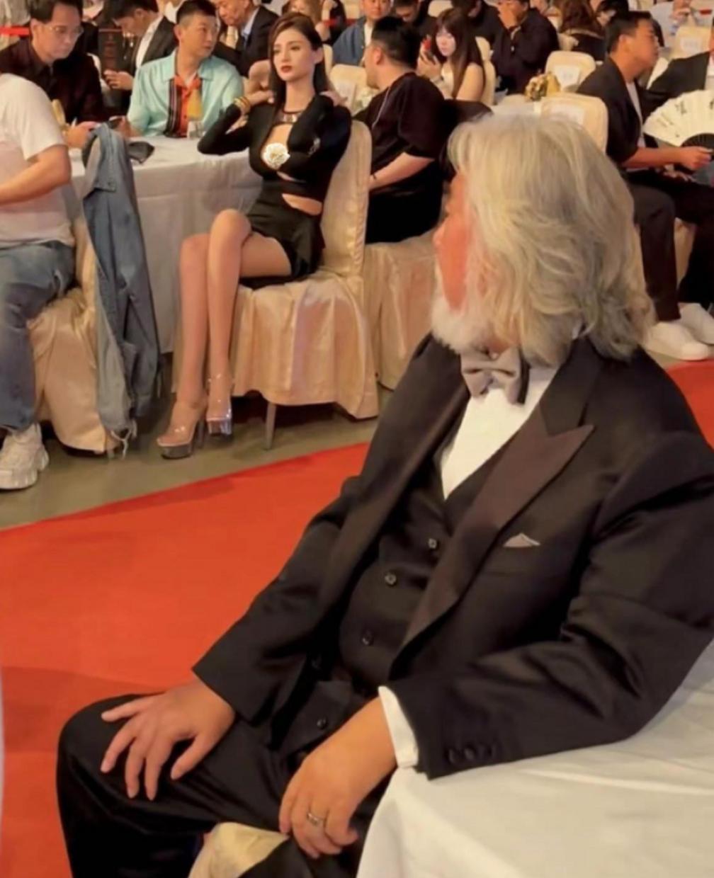 张导这哪是“人群中多看了你一眼”，这眼神都快焊死在人家身上了吧！
换做是你，旁