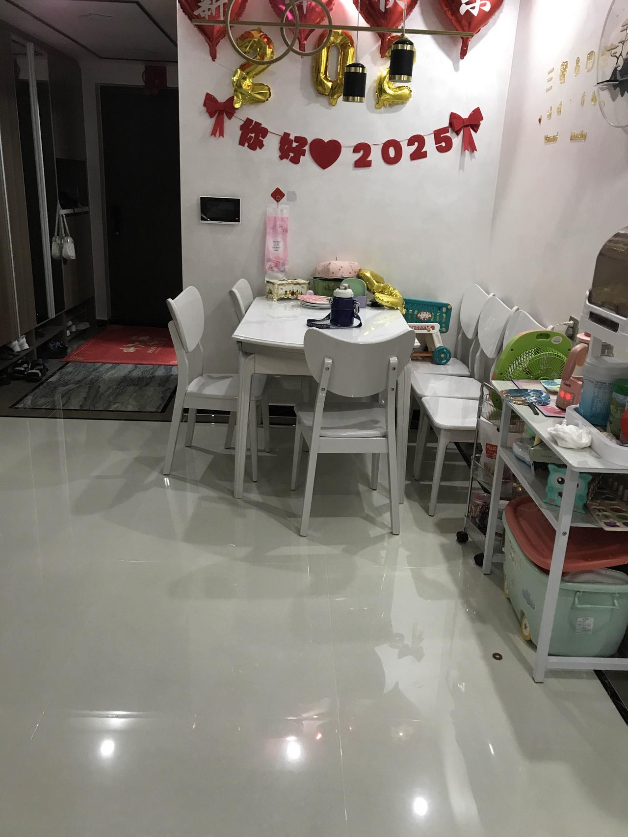 都是前天面包店买的。上班时候带过去，在车上搞定。