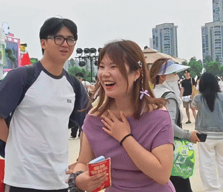 女子看音乐节中了一台汽车这也太让人羡慕了吧！简直是现实版“天选打工人”，本来只想