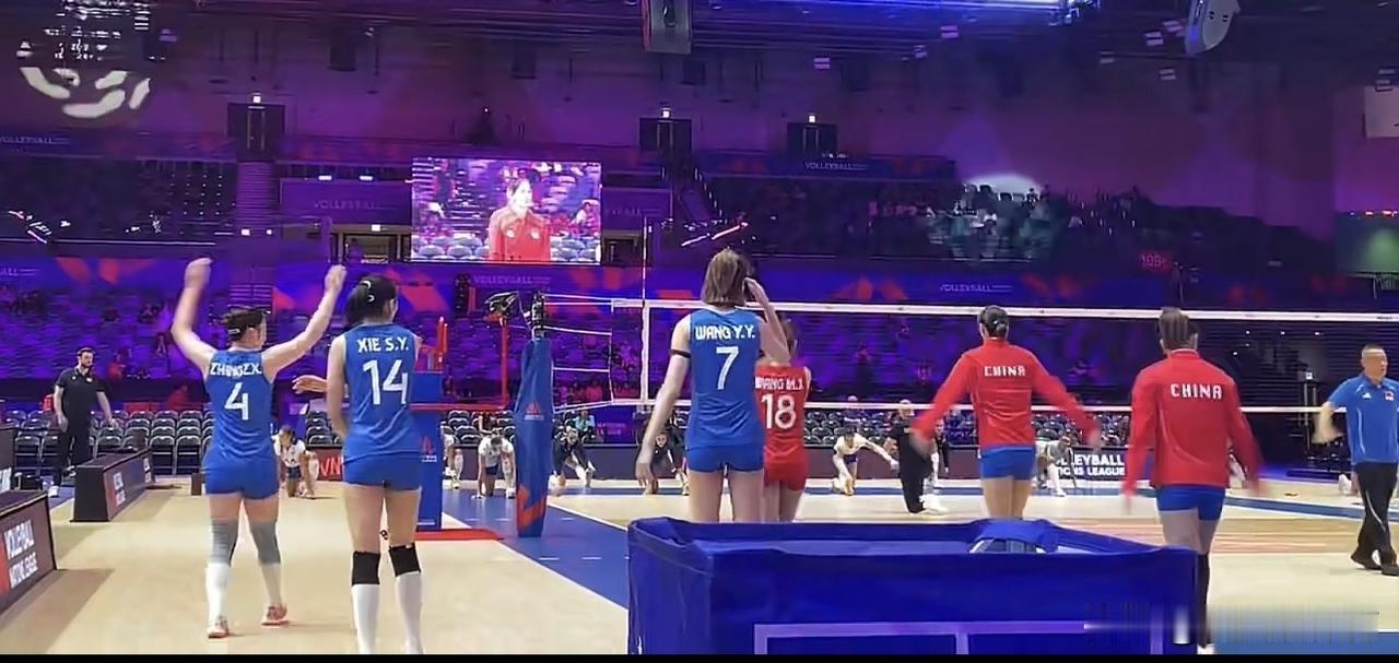 正在直播中国女排VS乌克兰女排！中国女排依然是延续昨天的首发阵容，没有变化，唐欣