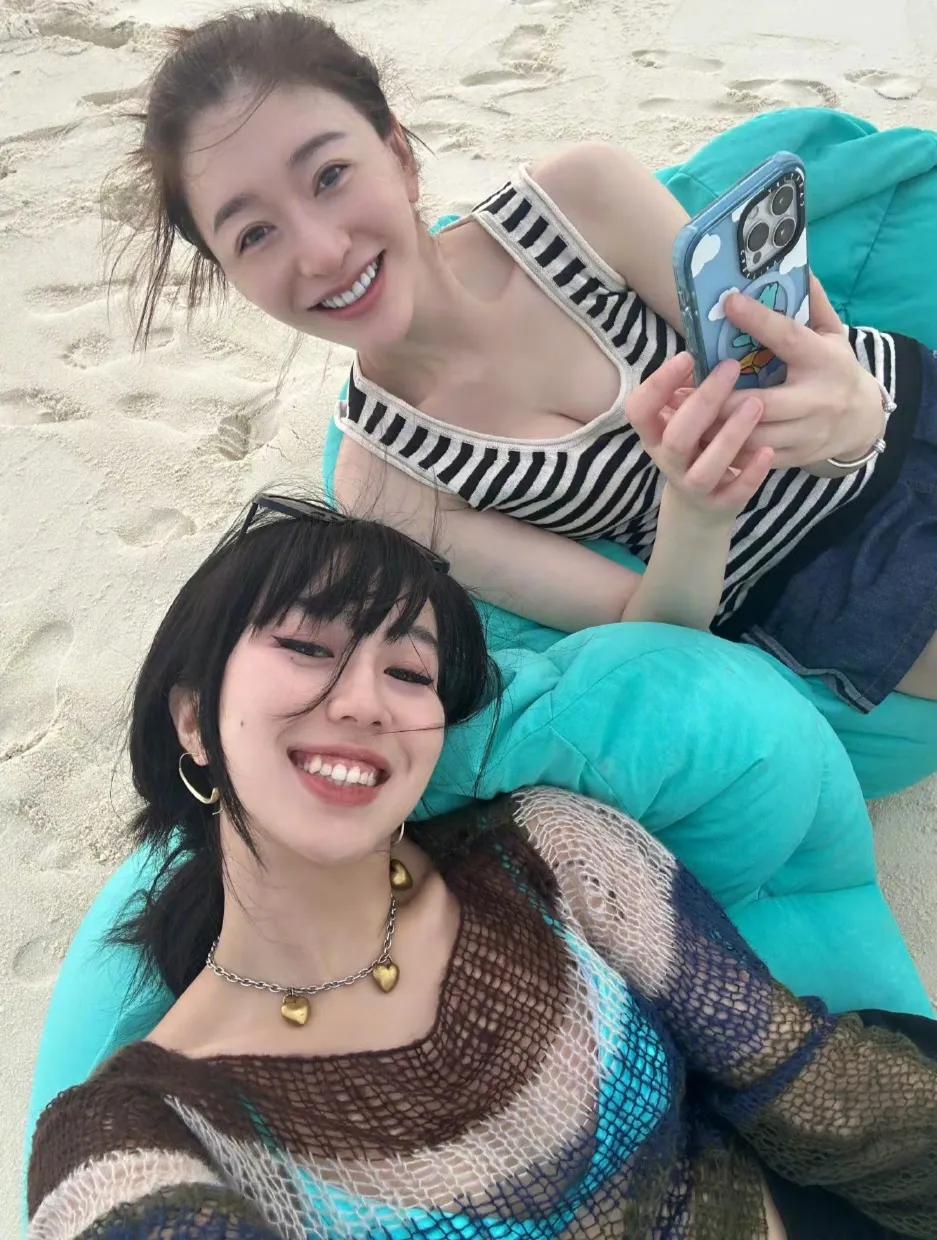 李小冉沙滩照玩的挺嗨呀，看看这满面春风的笑容，满满的都是快乐的氛围。70后的她虽