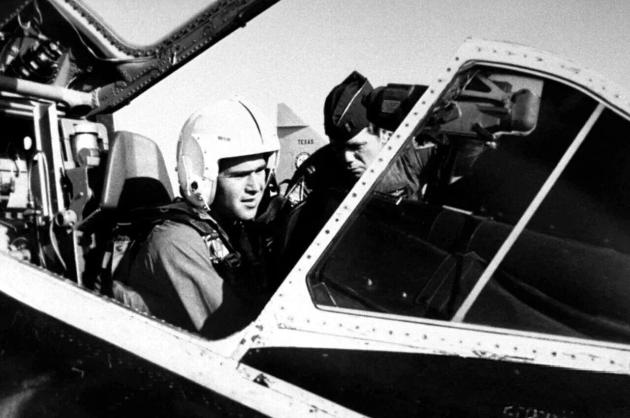 1973年的元旦，当天坐在F-102截击机座舱中的乔治.沃克.布什中尉。