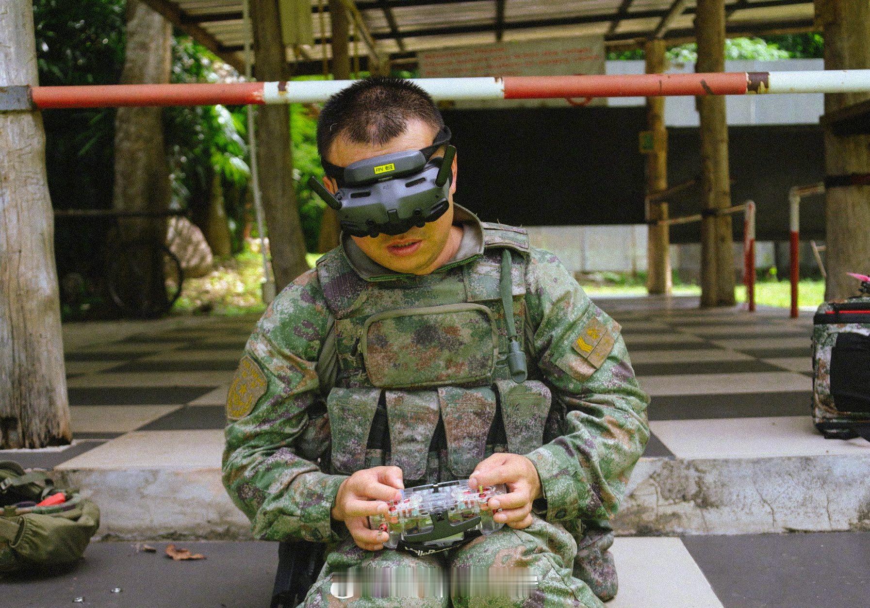 烽火问鼎计划每天认识一件兵器 中国特种部队人员从泰国皇家陆军米-17V5直升机上
