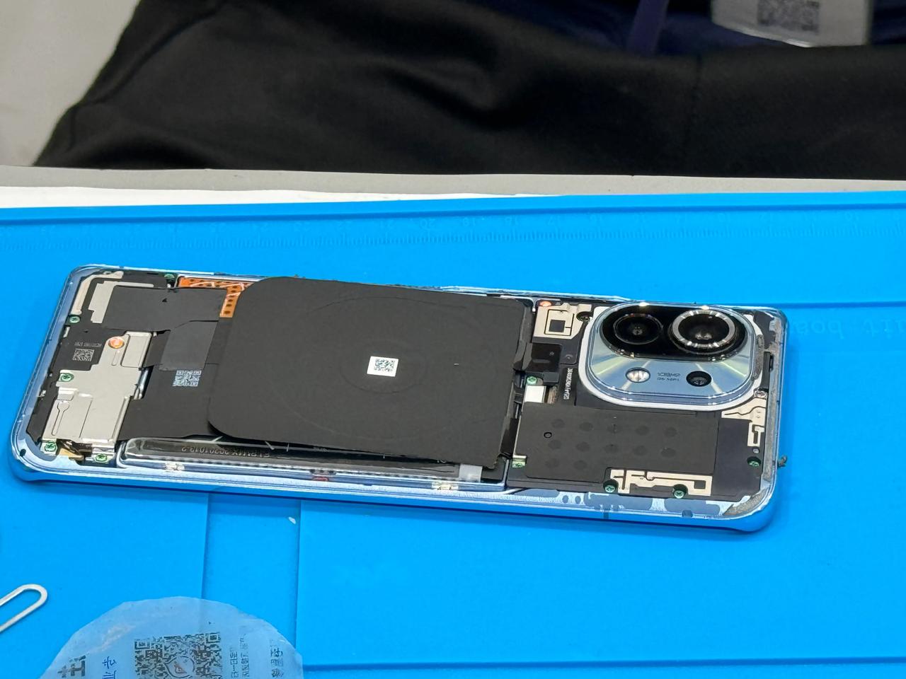 之前的小米11确实是电池鼓包，来小米之家换个电池，加人工费129，确实可以了。