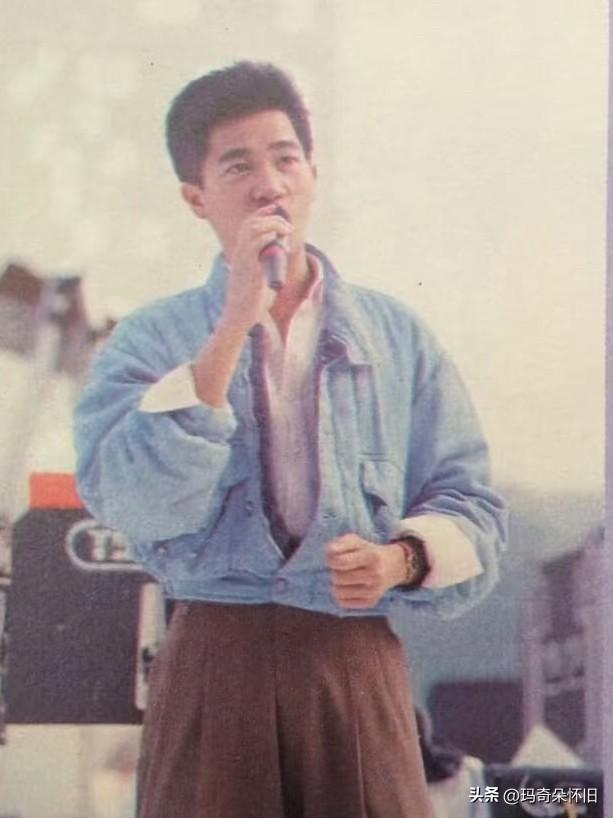 🌟怀念陈百强👉浅蓝色短款夹克，卷起的袖口，是那个年代最时髦的模样。

他握着